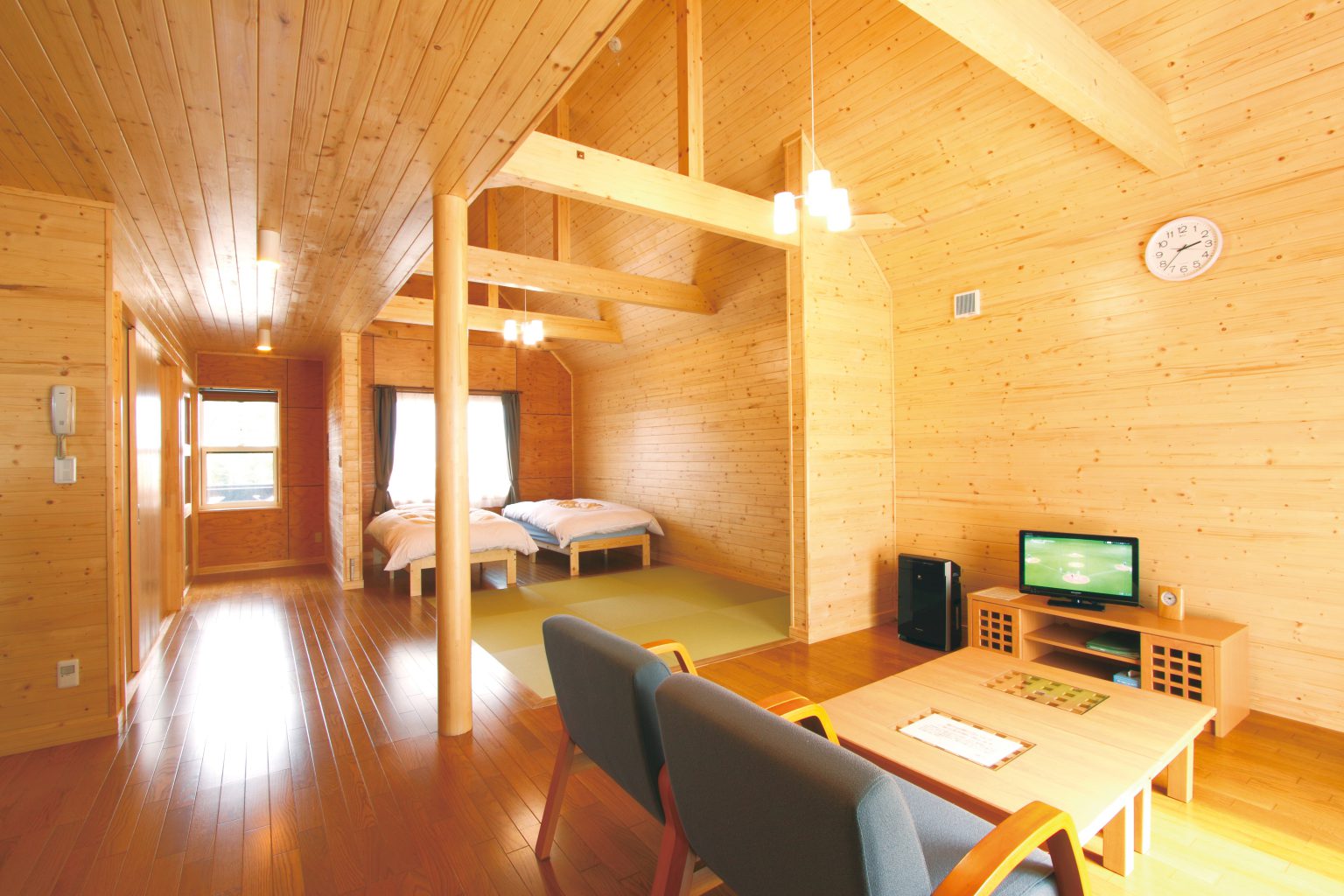 ペットも一緒に泊まれる、贅沢で快適な温泉付きコテージ〈はまとんべつ温泉 ウイング〉 スロウ日和｜心があったまる人