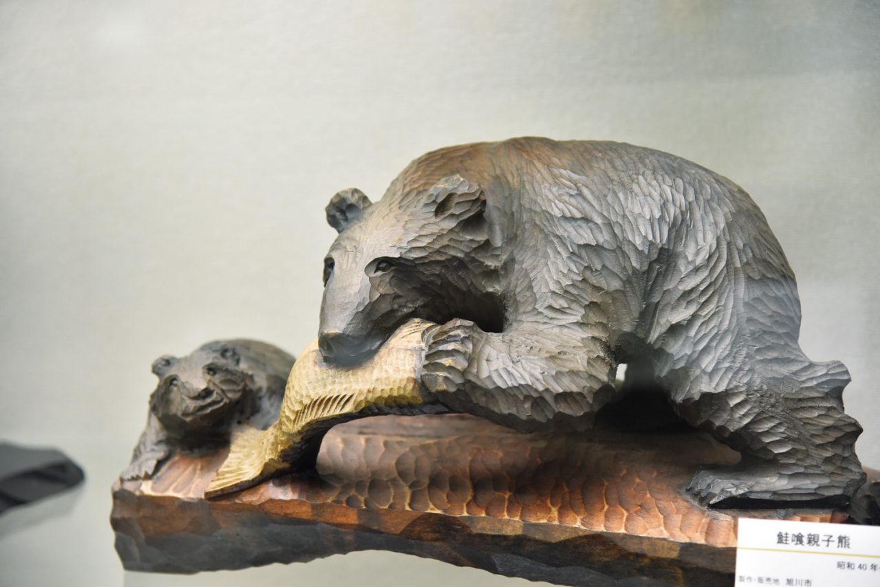 個性豊かな木彫り熊たち、先代が築いた歴史とぬくもり〈八雲町木彫り熊資料館〉 – スロウ日和｜心があったまる人・店・景色に出会える北海道のウェブメディア